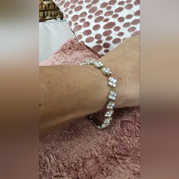 🌟Elegant  Silver Bracelet With Sparkling Princess Cut Crystal Rhinestones🌟 - Picture 10 of 11